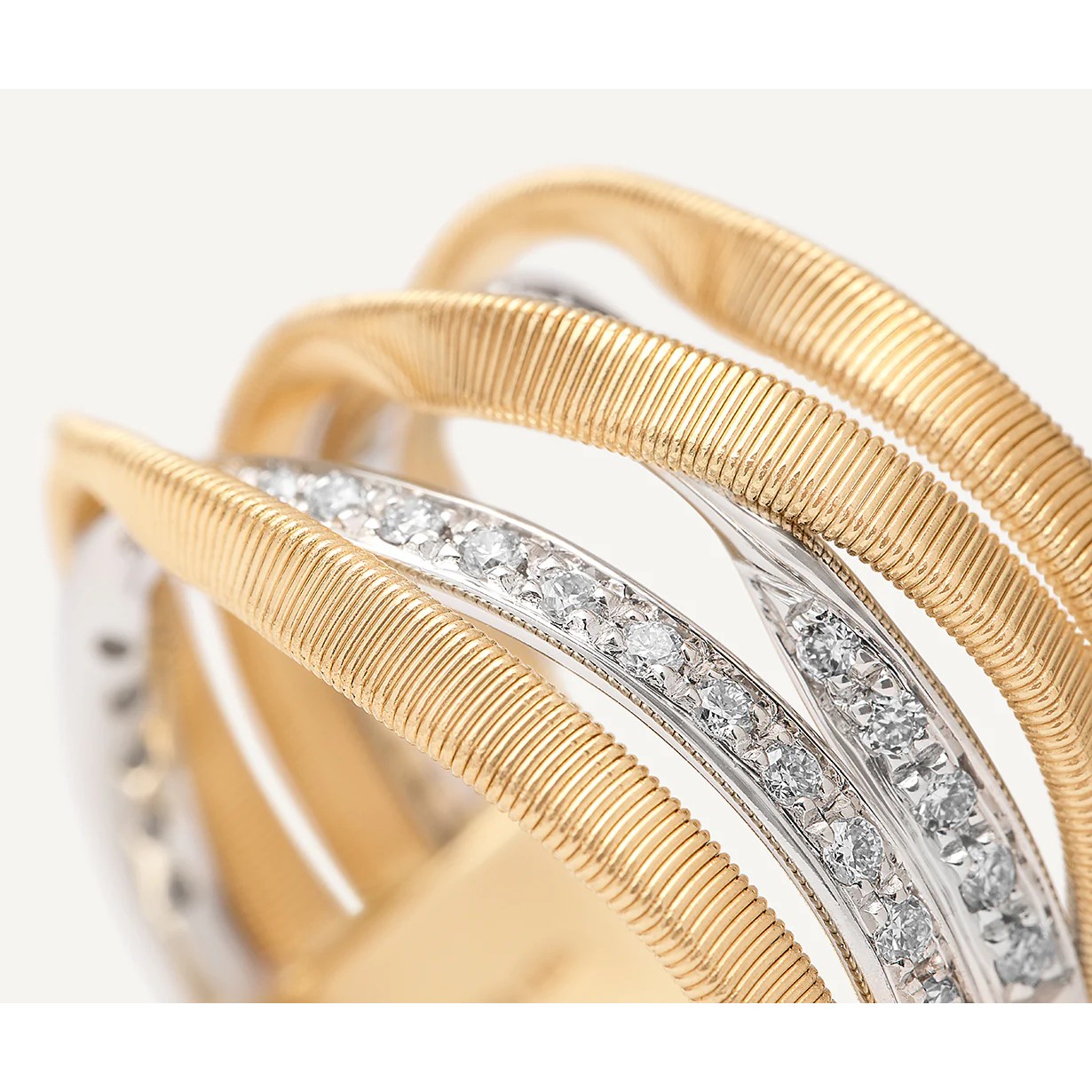 Fünfreihiger Ring mit Bändern aus Diamanten