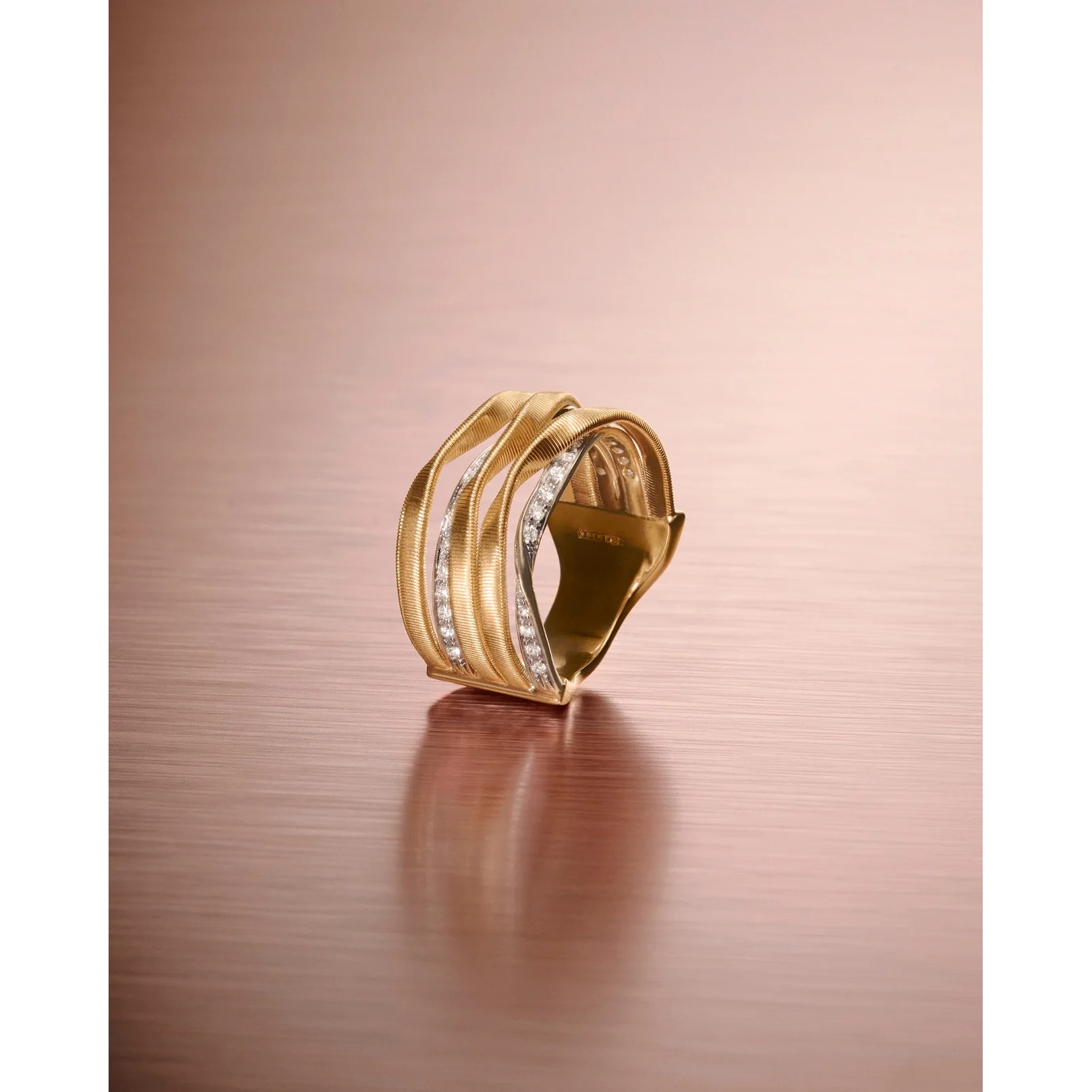 Fünfreihiger Ring mit Bändern aus Diamanten